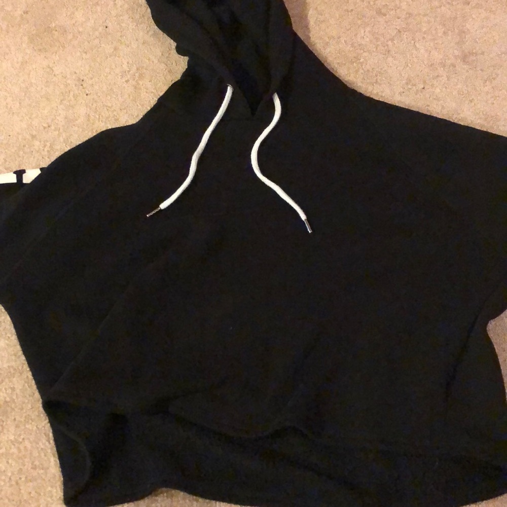 Cropped hooded sweatshirt with pockets